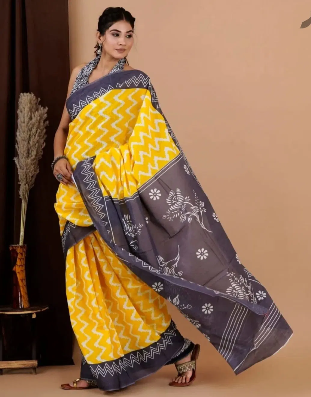 VK 4122 Mono Cotton Printed Daily Wear Sarees Wholesale Market In Surat